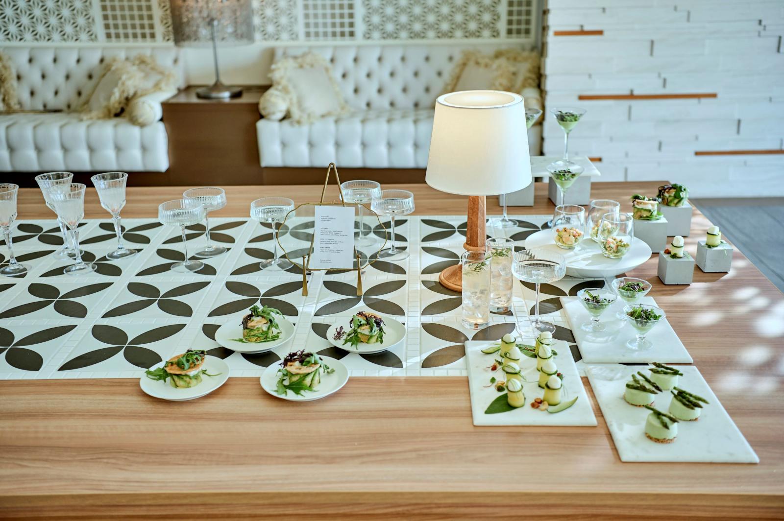 開放感あふれるロビーにはドリンクや一口サイズのカナッペをご用意。ゆったりとしたひと時が過ごせる