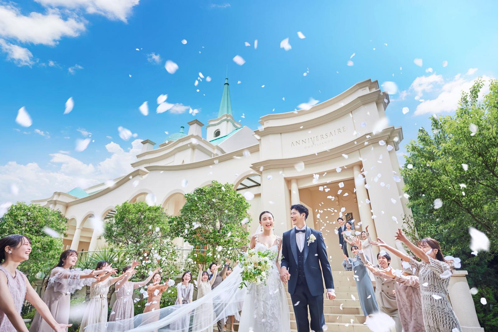 挙式後は大切なゲストに囲まれて祝福のフラワーシャワー