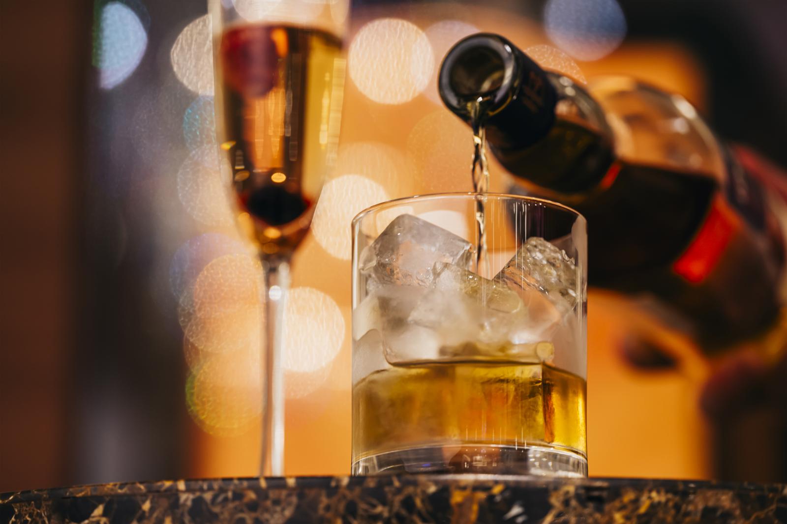 オープンキッチン・バーカウンターなどが備わった、高級レストランを彷彿とさせる表参道では希少な空間