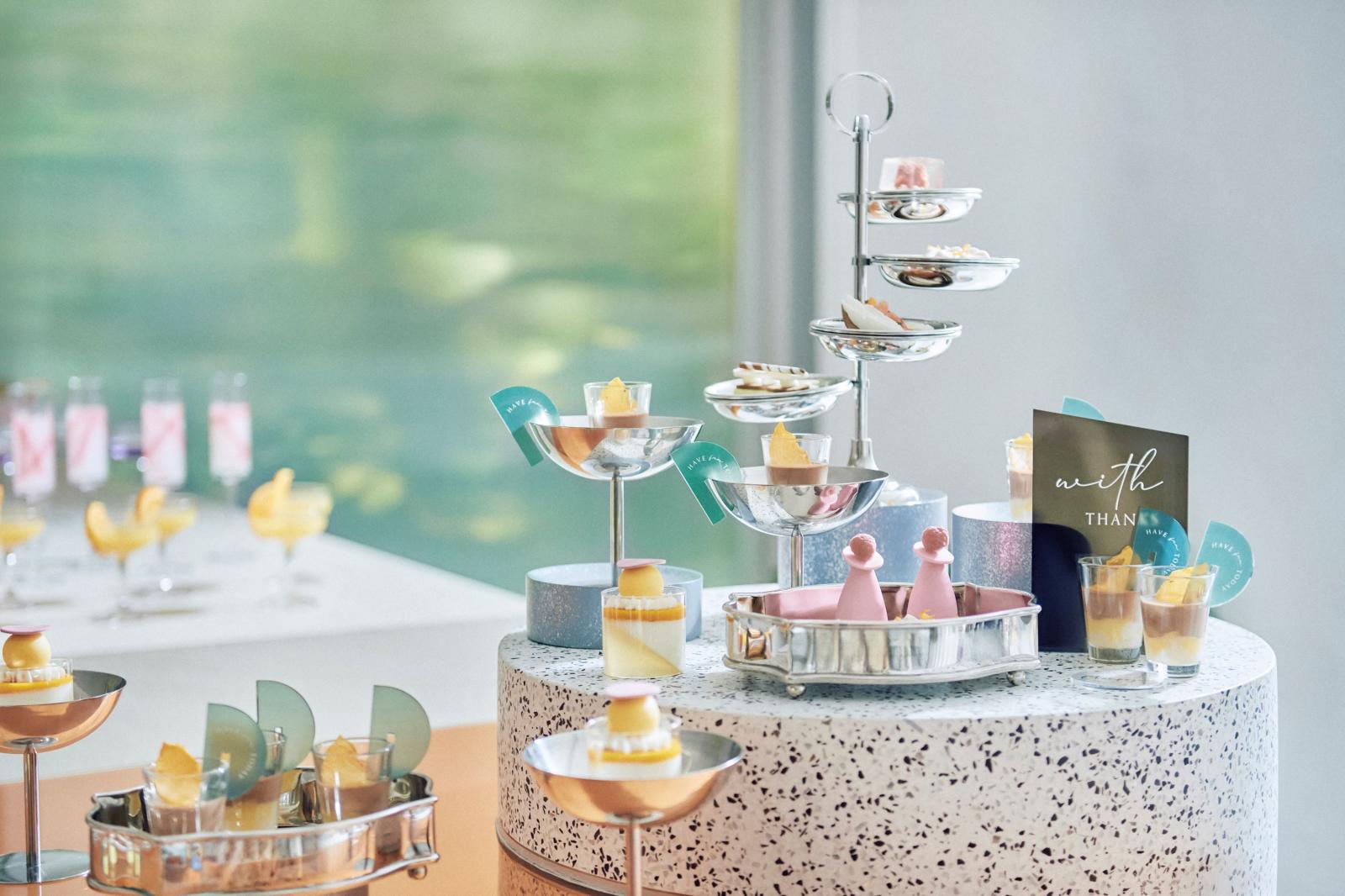 挙式の後は、併設のロビーでのウエルカムパーティを。かわいいカナッペを片手にゲストとの歓談を楽しんで。