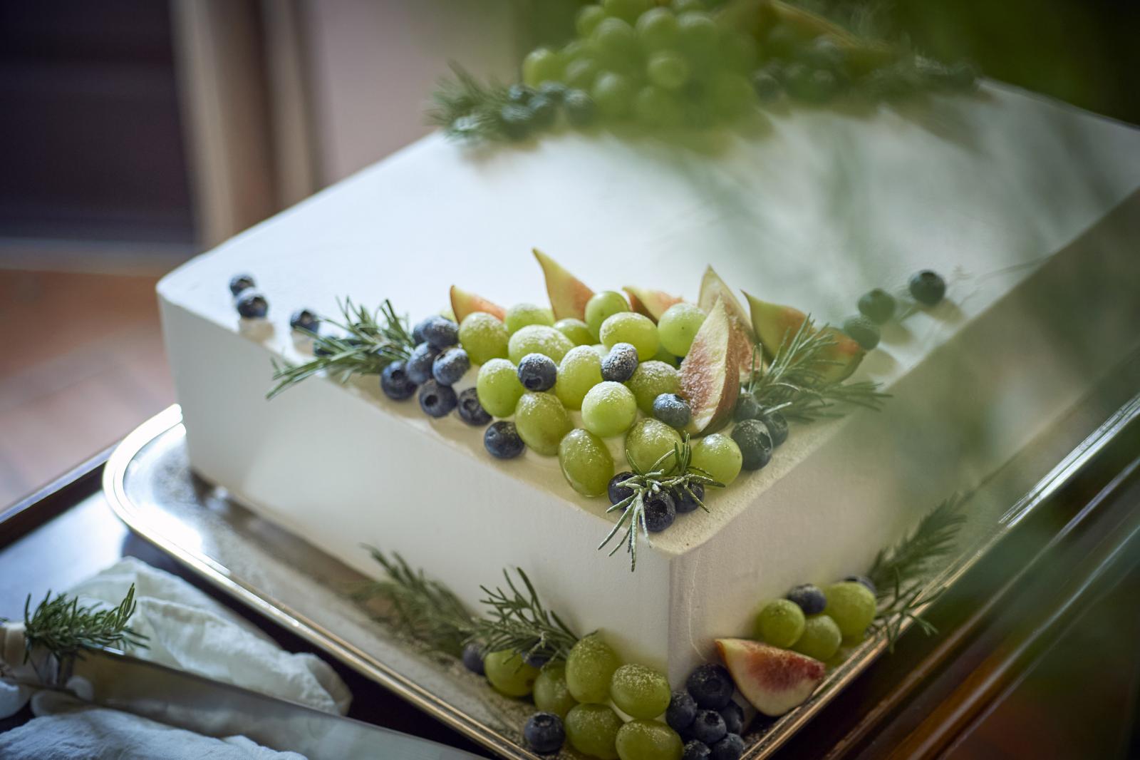 旬のフルーツをふんだんに使用した見た目にもオシャレなウェディングケーキ