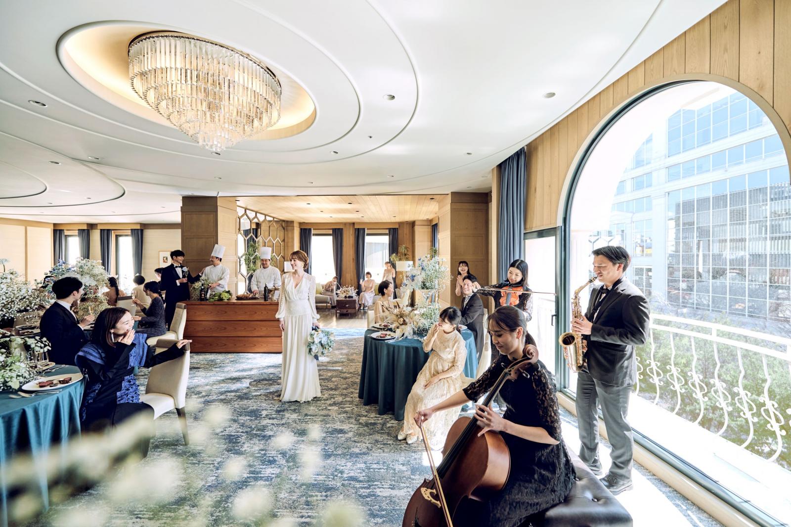 会場内には表参道の街並みを見渡せる大きな窓や温かな空間をイメージした、フリースペースをご用意。