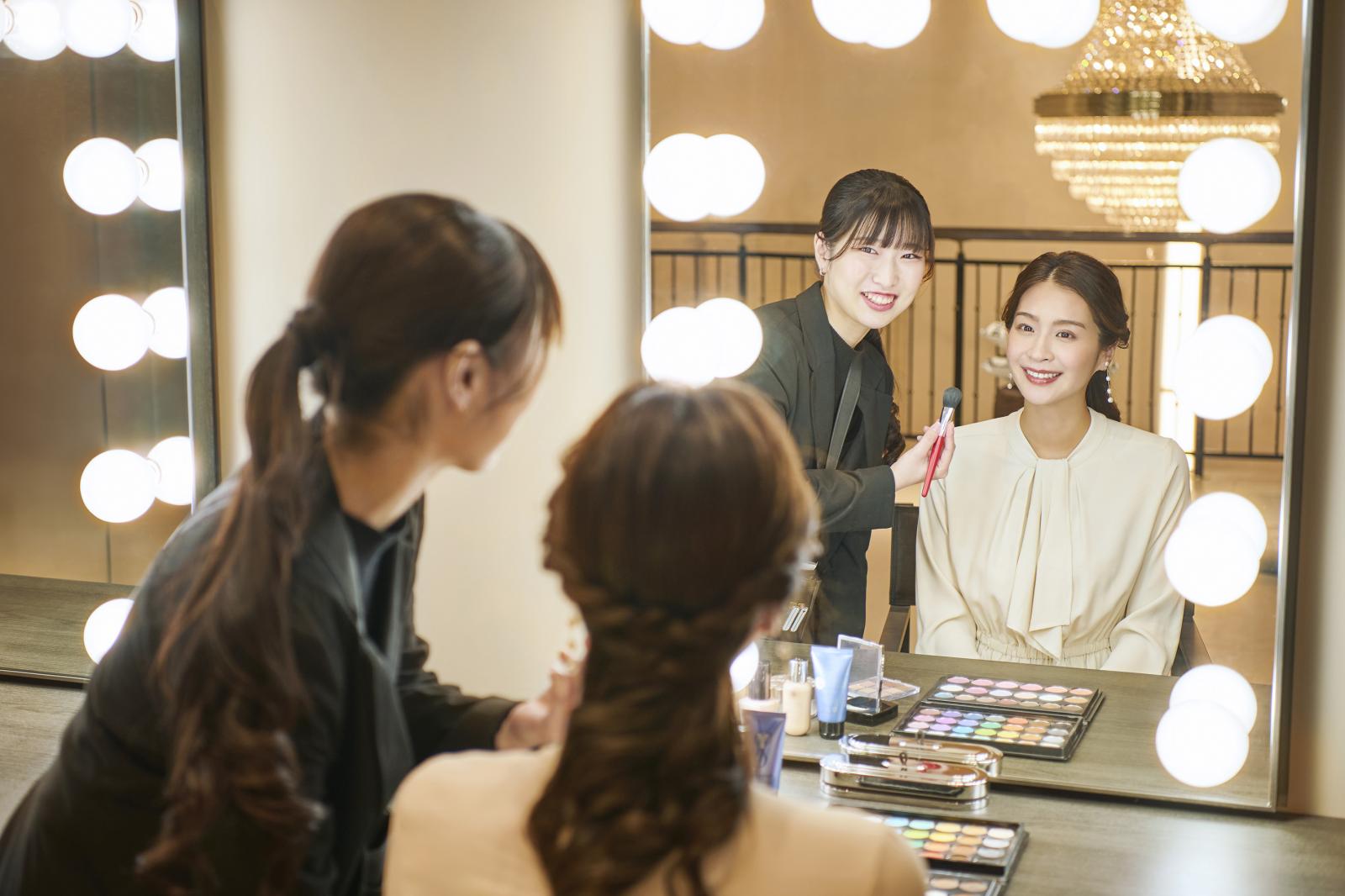 ウエディング雑誌で毎回特集が組まれるほど、業界でも有名なメイクアップアーティストチーム。