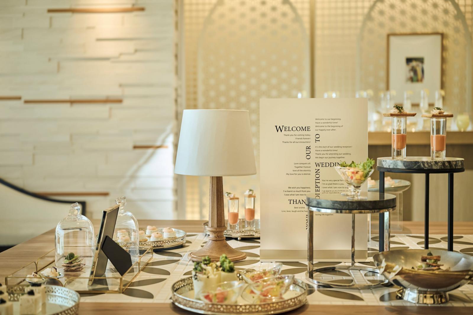 開放感あふれるロビーにはドリンクや一口サイズのカナッペをご用意。ゆったりとしたひと時が過ごせる