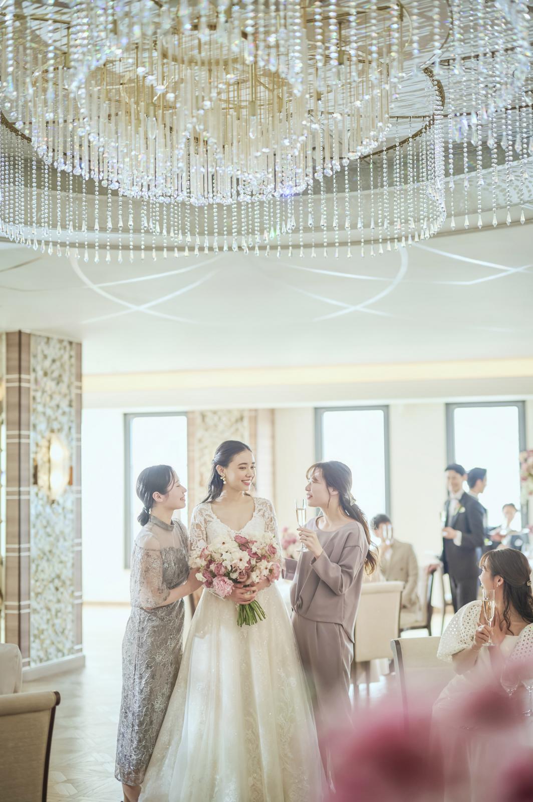 煌びやかなシャンデリアが象徴のラグジュアリーなパーティ空間