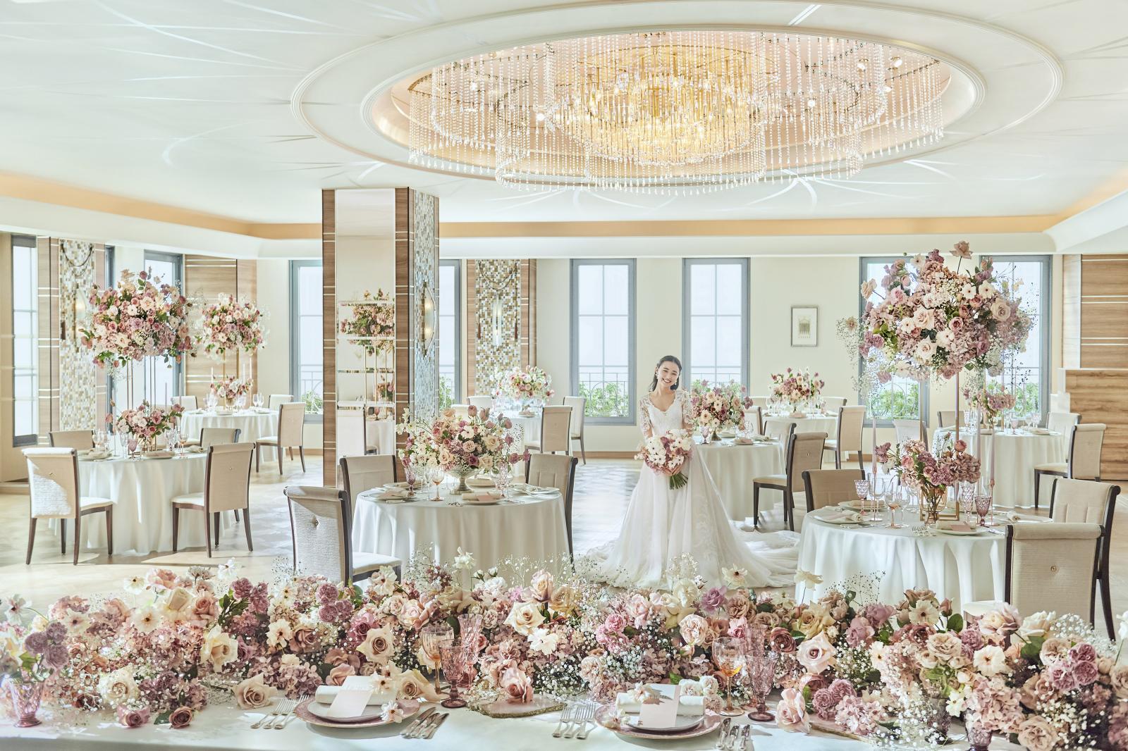 空間全体を華やかに照らすスワロフスキーのシャンデリアが特徴。