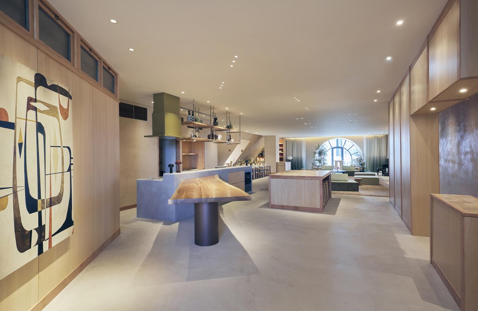 オープンキッチンと連なる、ダイニングスペース。ホームパーティで手料理を振る舞われるような、温かな空気の中で会話をお楽しみください。