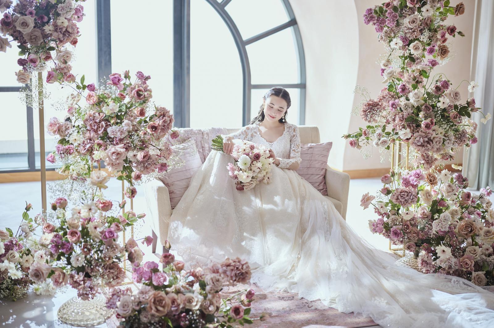 温かなピンクの花々に包まれゲストの笑顔が咲き誇る、ロマンティックで忘れられない空間