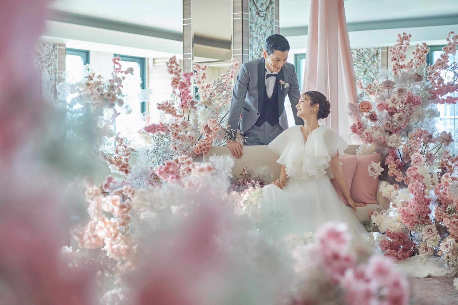 温かなピンクの花々に包まれゲストの笑顔が咲き誇る、ロマンティックで忘れられない空間