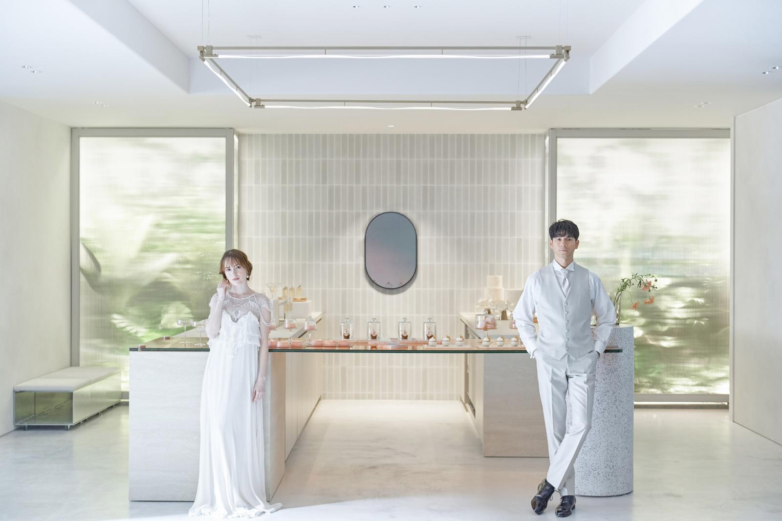 洗練されたシンプルさを持つウェルカムスペース<br />
<br />
シンプルな空間の中から目に飛び込んでくる象徴的なバーカウンター。彩り華やかなお料理・ドリンクを楽しみながらお過ごしいただけます。