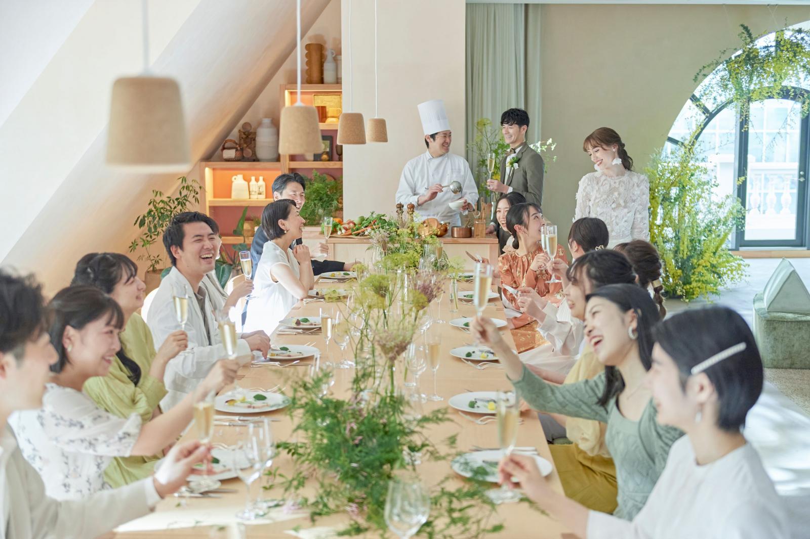 温かみのある居心地抜群の邸宅をイメージした空間デザインが、いつも通り自然体でいられて、笑いにあふれる楽しい時間へと導きます。