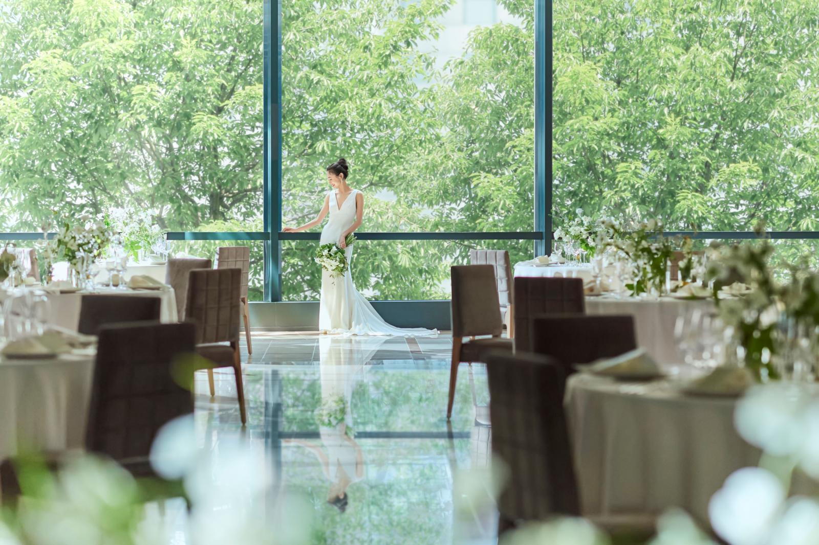 表参道のシンボルであるケヤキ並木の緑と自然光が、ゲストと過ごす時を温かに演出に。