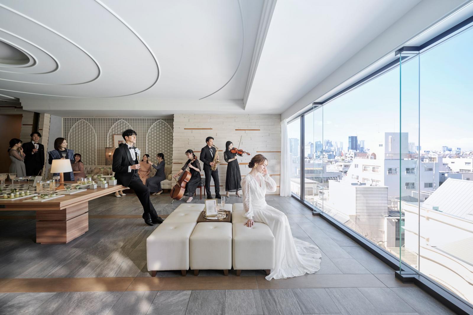 開放感あふれるロビーにはドリンクや一口サイズのカナッペをご用意。ゆったりとしたひと時が過ごせる