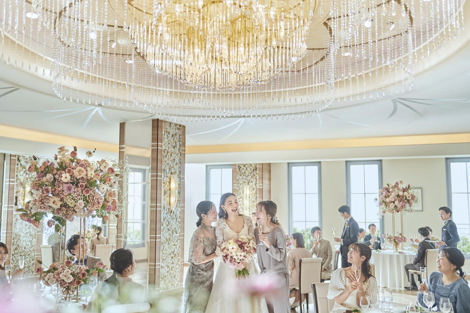 窓から降り注ぐ柔らかな自然光が、温かく明るい雰囲気を演出。