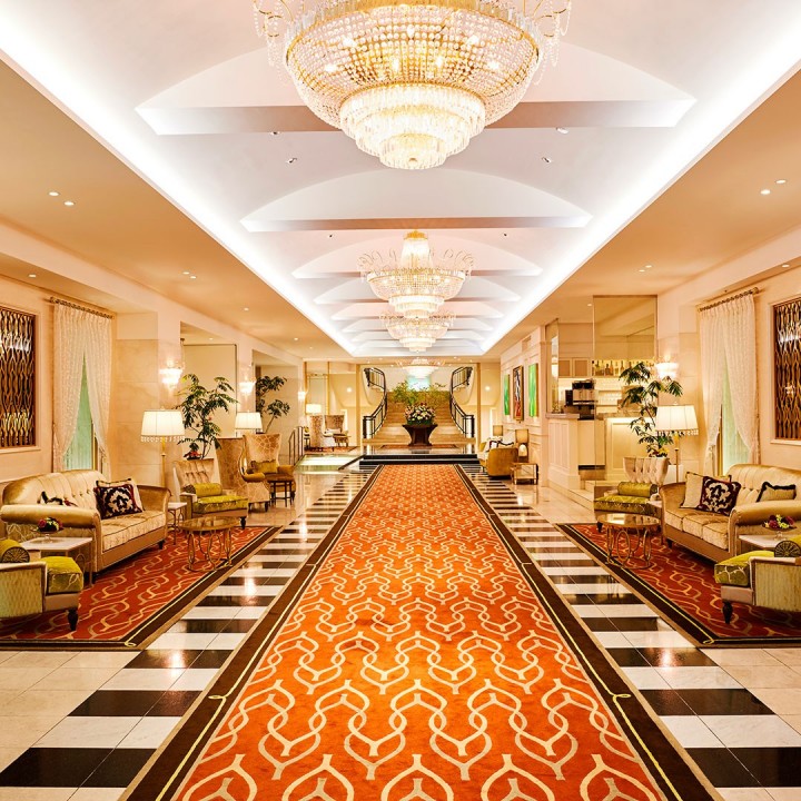 ゲストをお迎えするロビーはラグジュアリーな空間