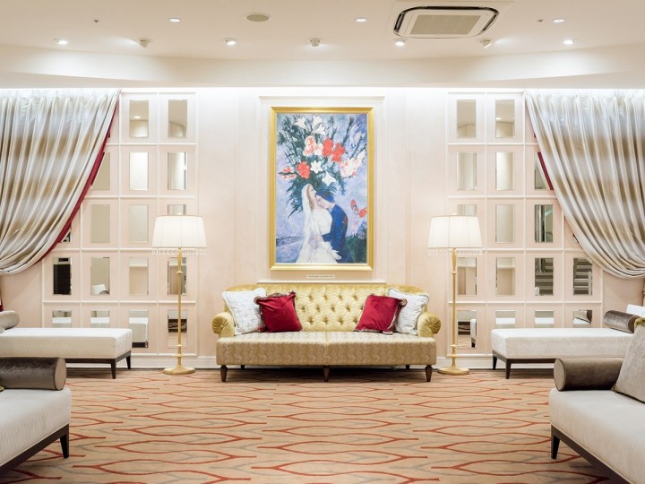 ゲストのお待合スペースも皆さまがお座りいただけるようたくさんのソファをご用意