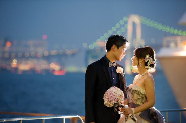 夜景を背景に船上ならではの、フォトジュニックな撮影ができる
