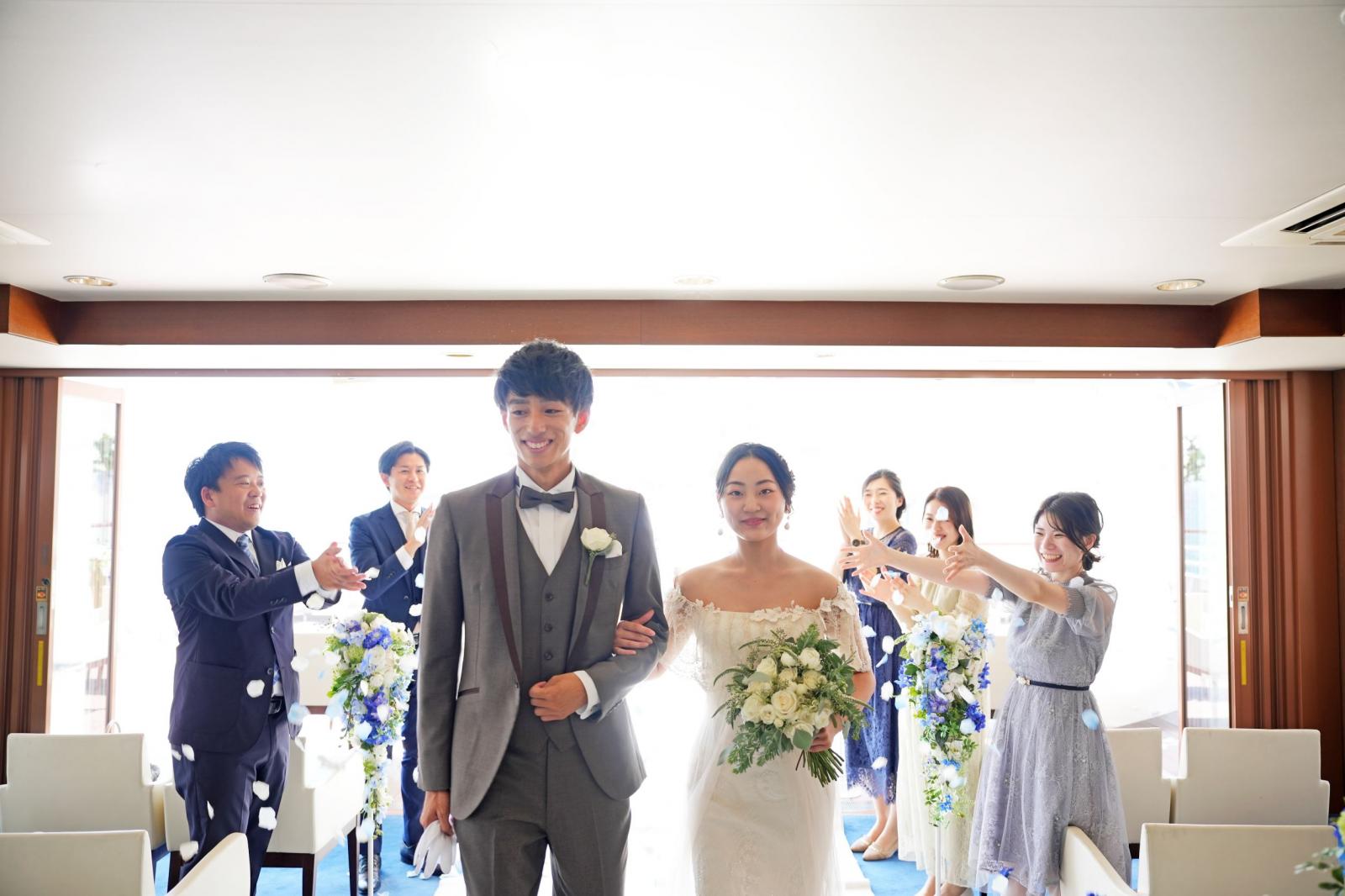 フラワーシャワーで祝福を