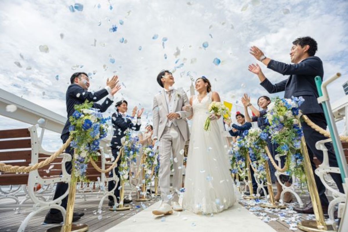 爽快にフラワーシャワーで祝福を