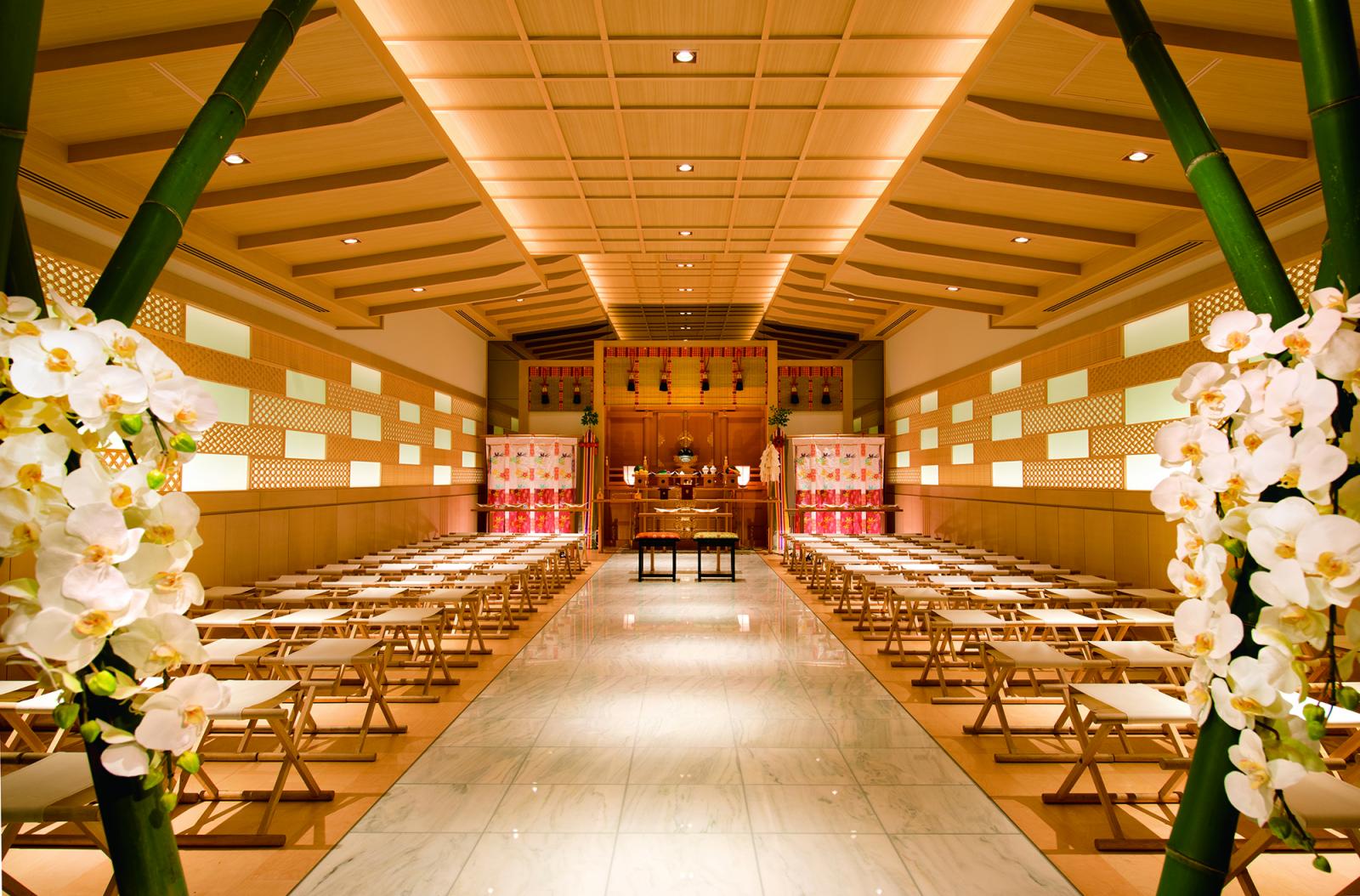 浅草神社唯一の分社として、格が高い館内神殿<br />
雅楽の生演奏が響き渡る厳かな空気の中たくさんのゲストに見守られて絆を結ぶ神前式