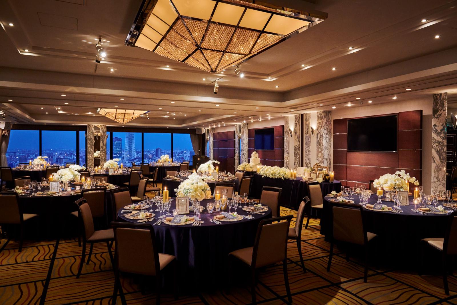 ライトアップされた東京の街を見渡せるナイトウエディングも人気