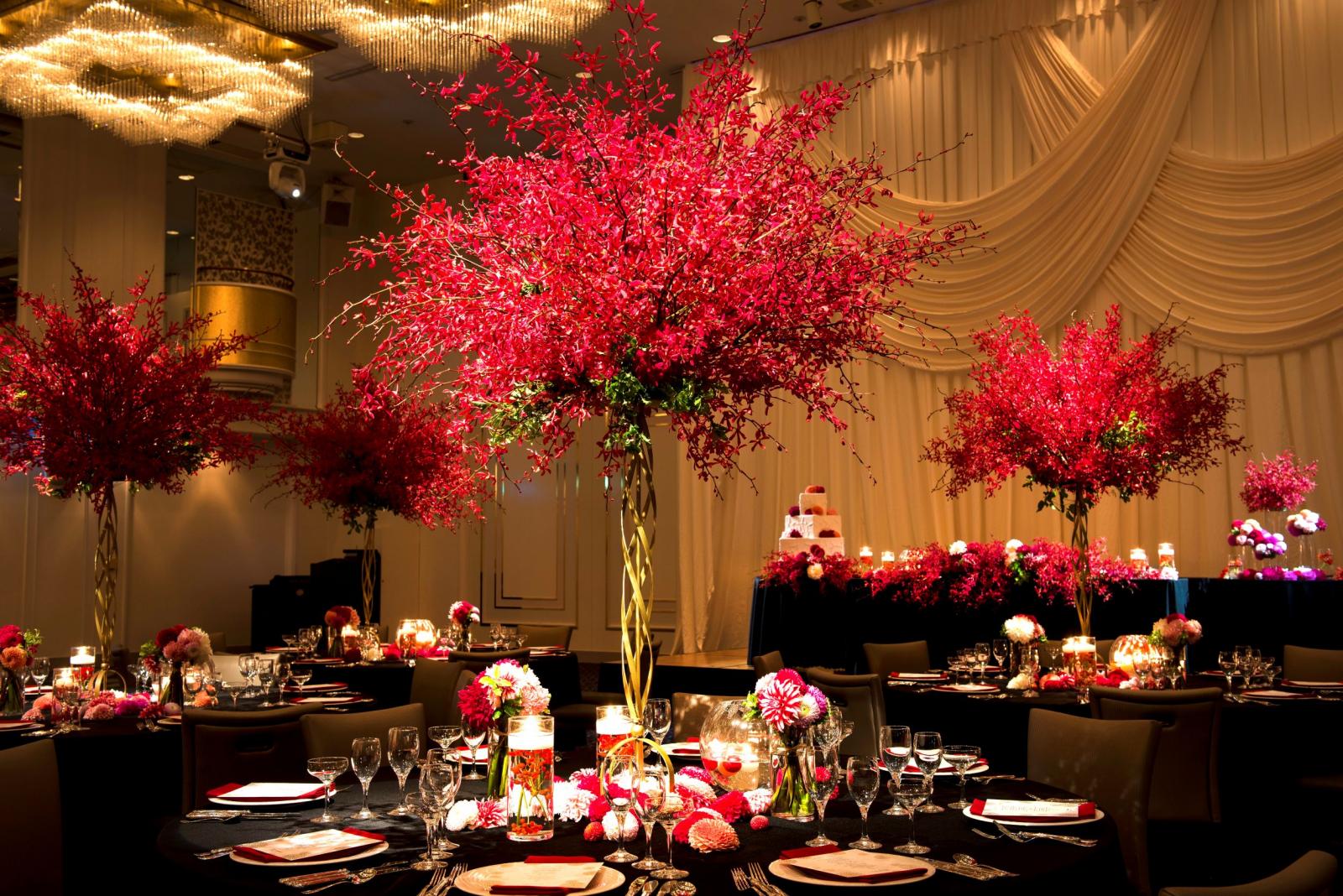 天井高7メートルからのスポットライトは、会場内をよりドラマチックな印象に