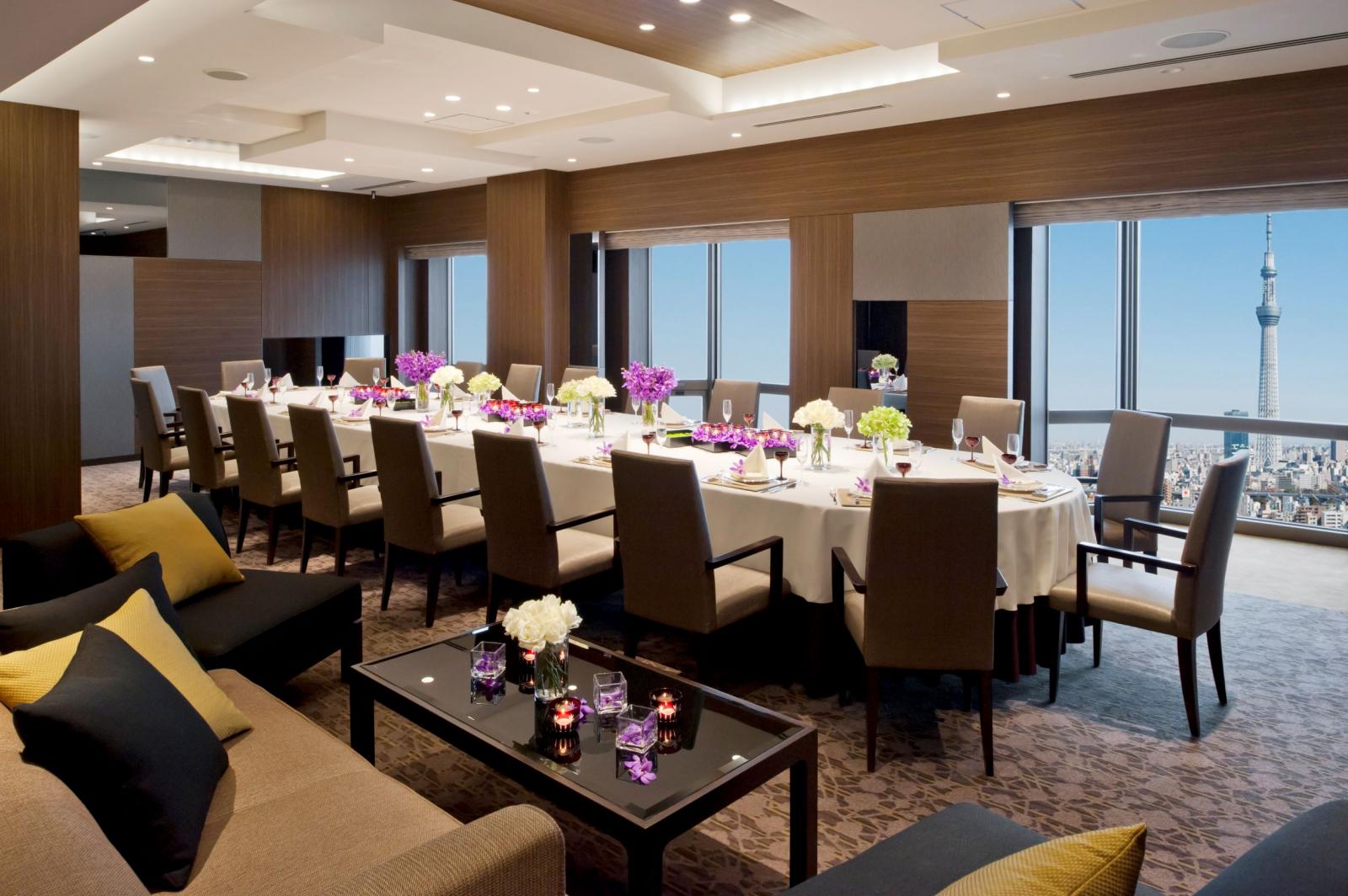 ゲストの顔を見渡せる会食スタイル　ソファブースもあるからお子様がいても安心