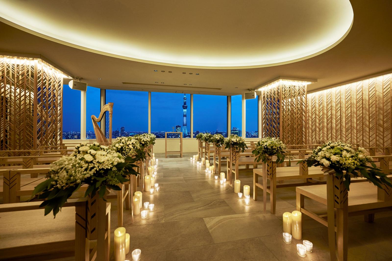 煌めく夜景と揺れるキャンドルの灯り<br />
幻想的なナイトウエディング