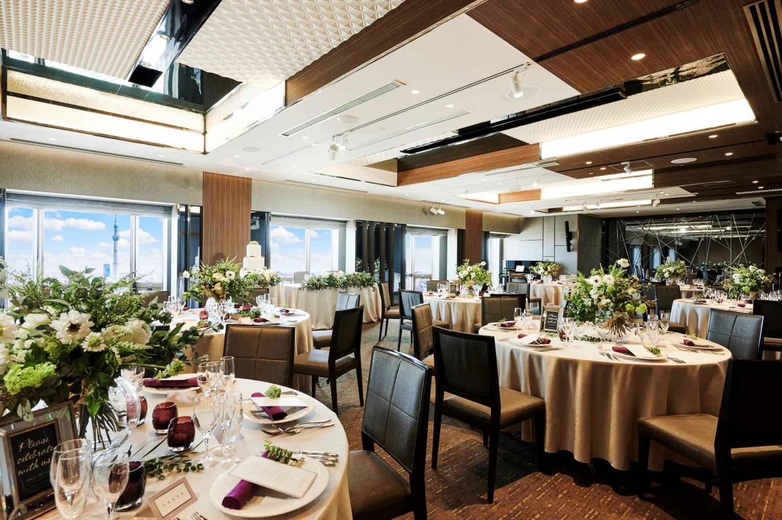 浅草の街並みや東京スカイツリーを眺めながら贅沢なパーティを