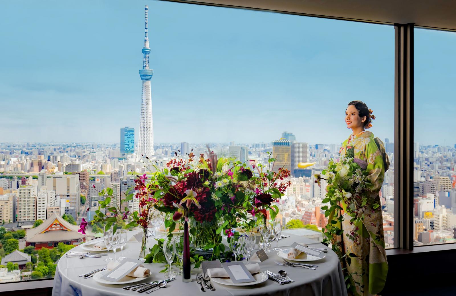 窓一面から降り注ぐ温かい日差しで和やかな空間を生み出す
