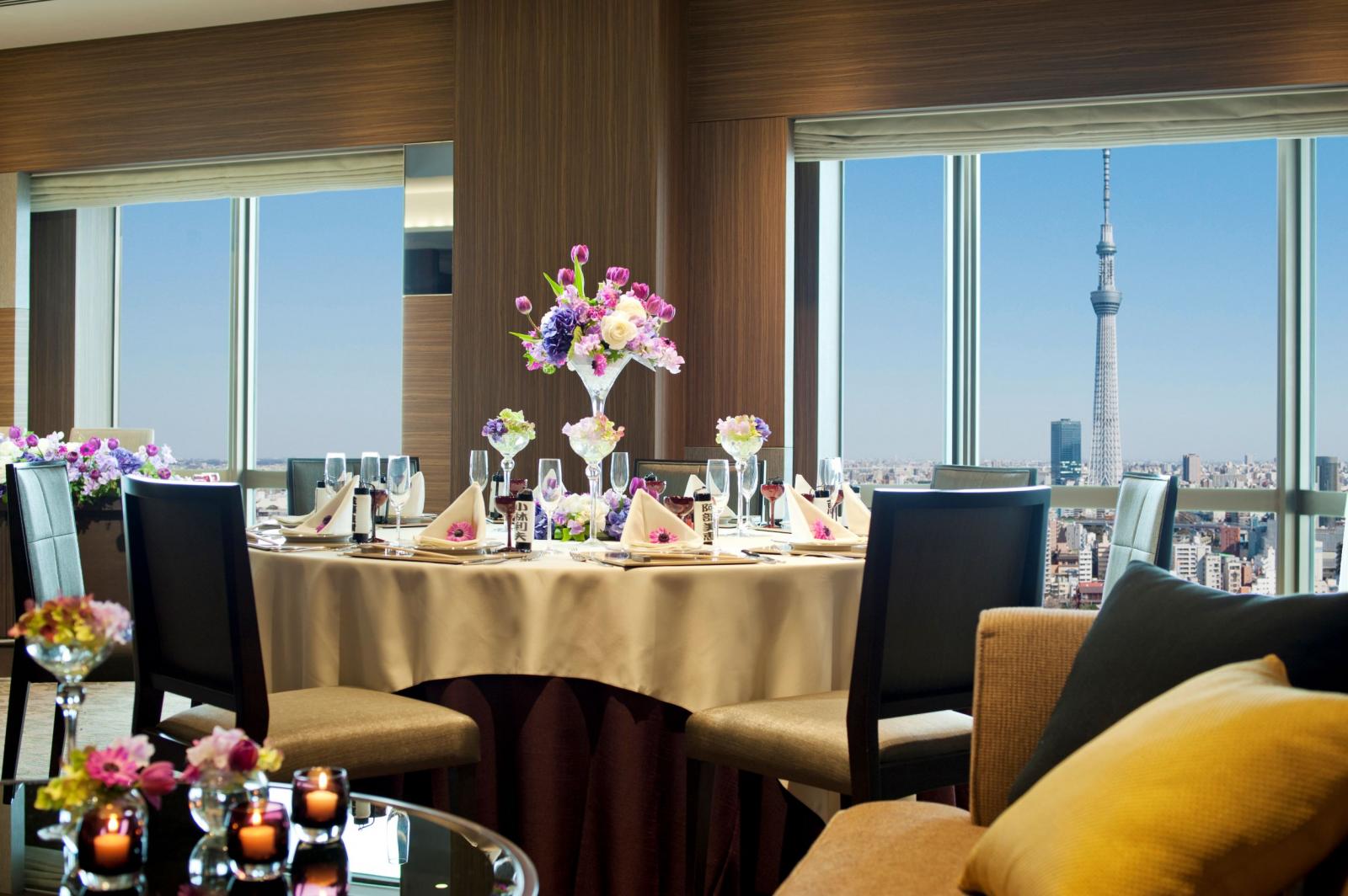 親しい家族や友人と賑やかに。会話が届く距離感だからこそのアットホームな雰囲気が人気です