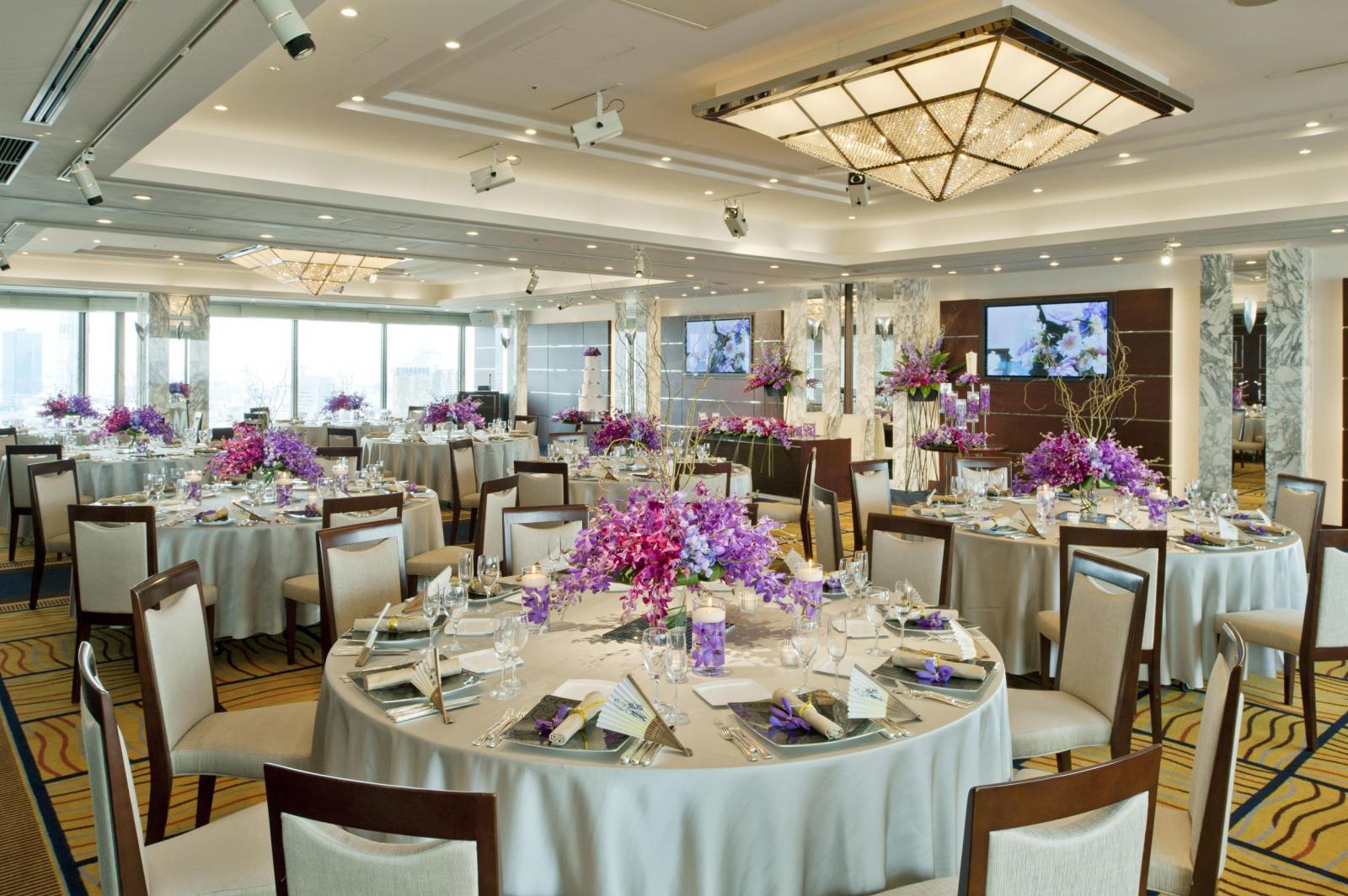 シンプルなシャンデリアはほどよい上品さを生み出し、ゲストと一体感を感じていただけるアットホームな会場