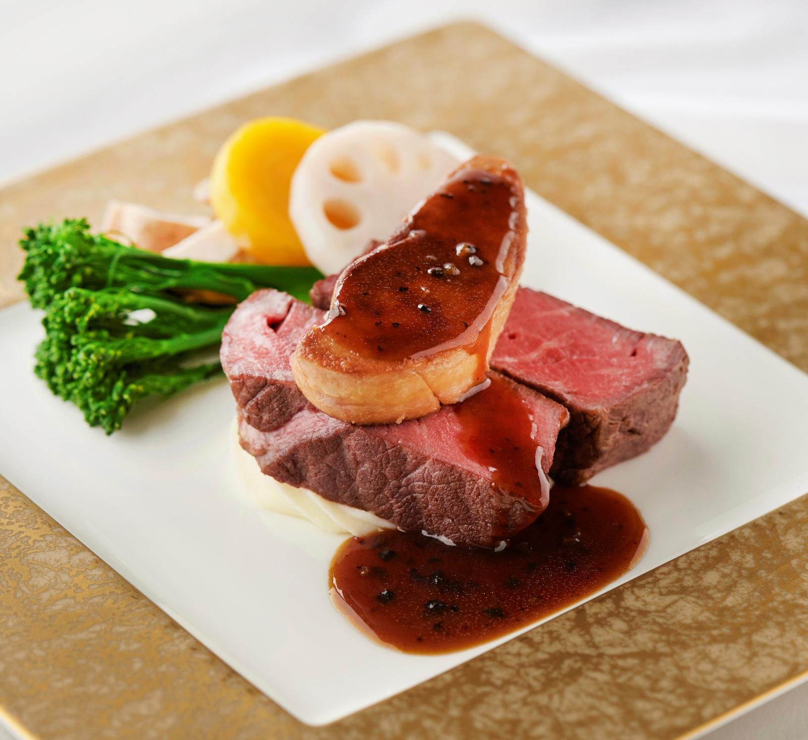 ホテル内レストランで日夜研鑽を積む料理人たちが婚礼料理を手掛けます