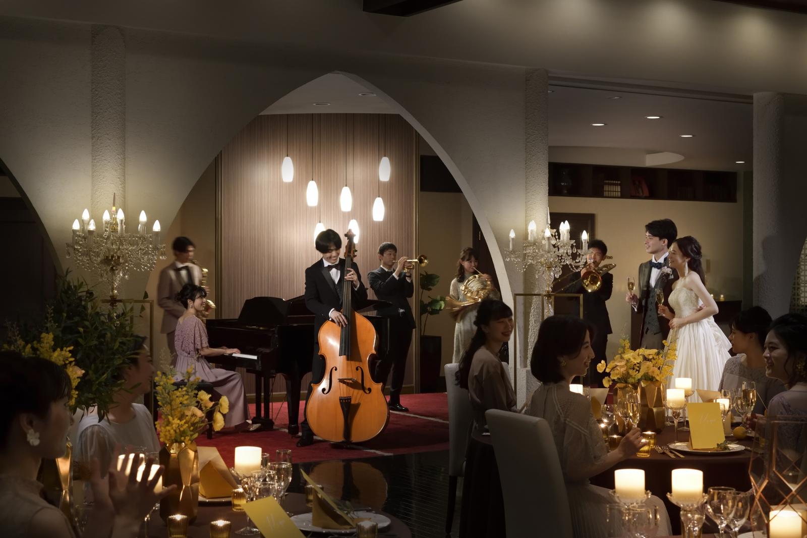 生演奏でパーティーに華を添え、くつろぎの空間に。