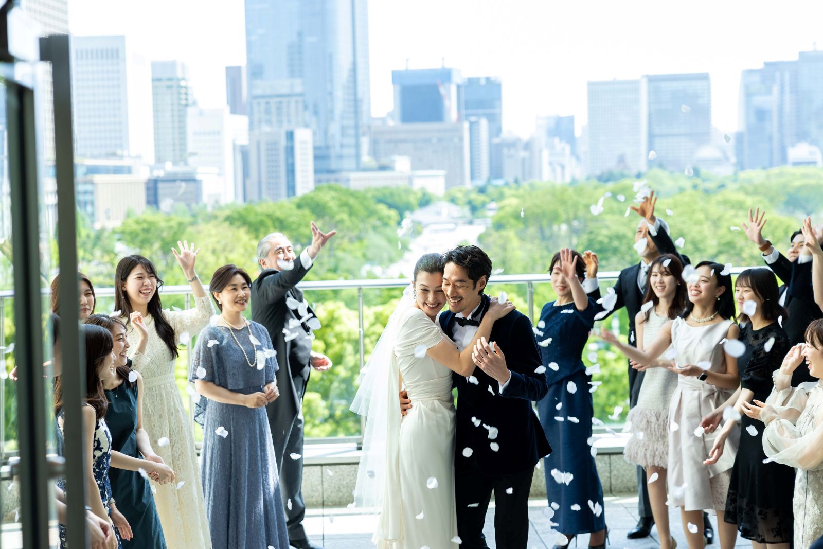 挙式後は、四季の移ろいを感じながらゲストと祝福の時を