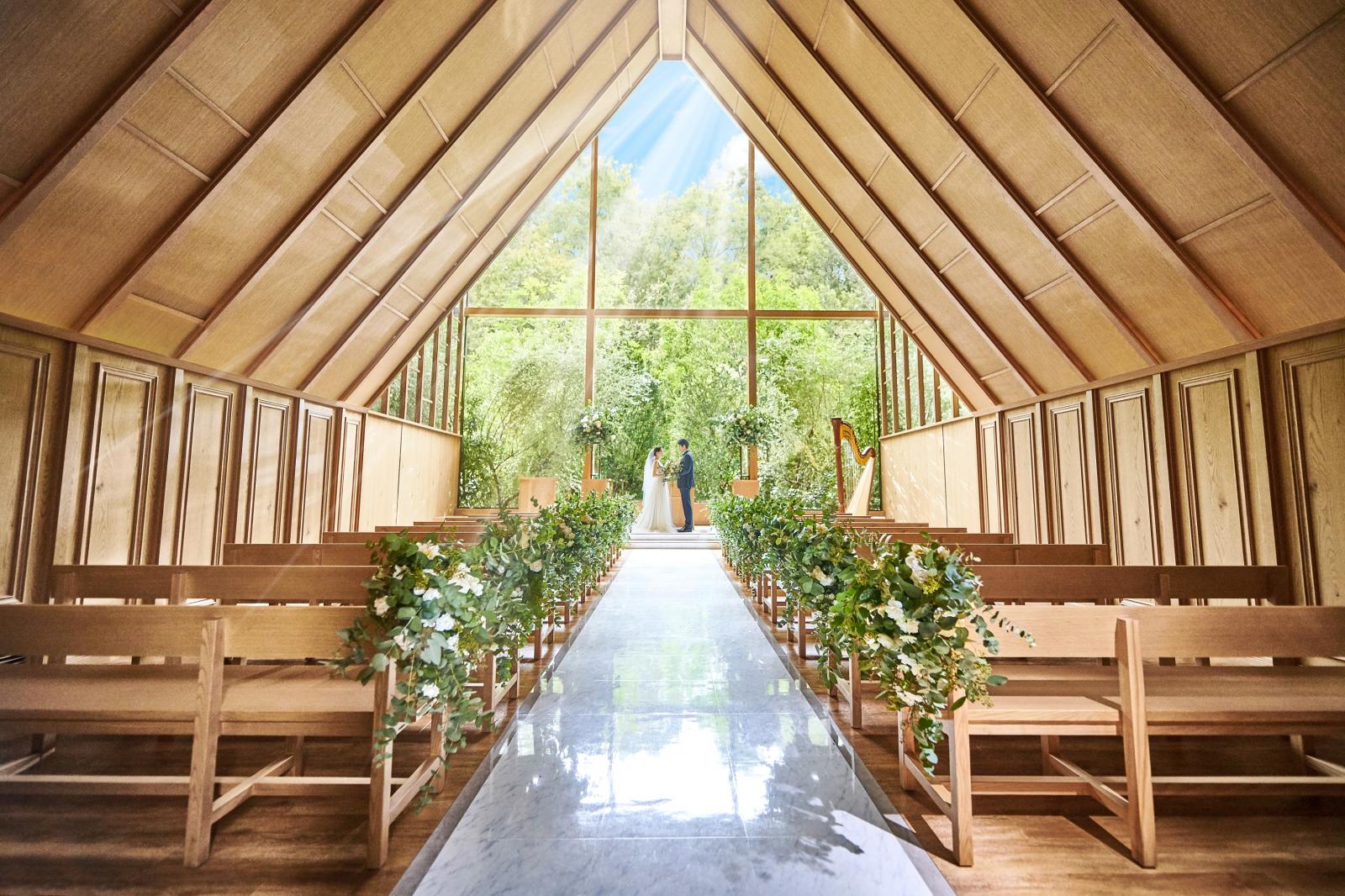 森と光のNEWチャペル誕生！祭壇奥の大きな窓から緑、光、空、風を感じる自然に満ち溢れたNEWチャペル。