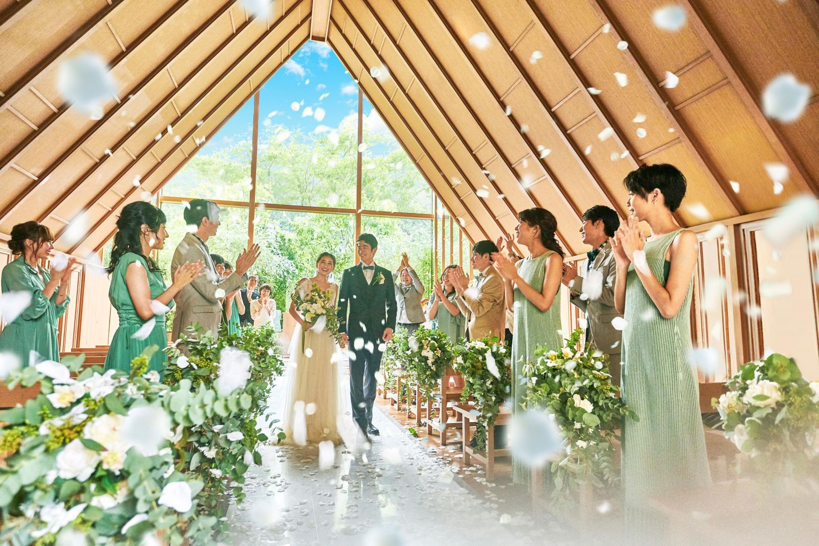 優しい光に包まれながら愛を誓う姿にゲストもうっとり。