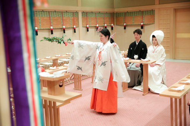 雅楽の生演奏が響き渡り、巫女による豊栄の舞がおふたりの末永い幸せをお祈りします。