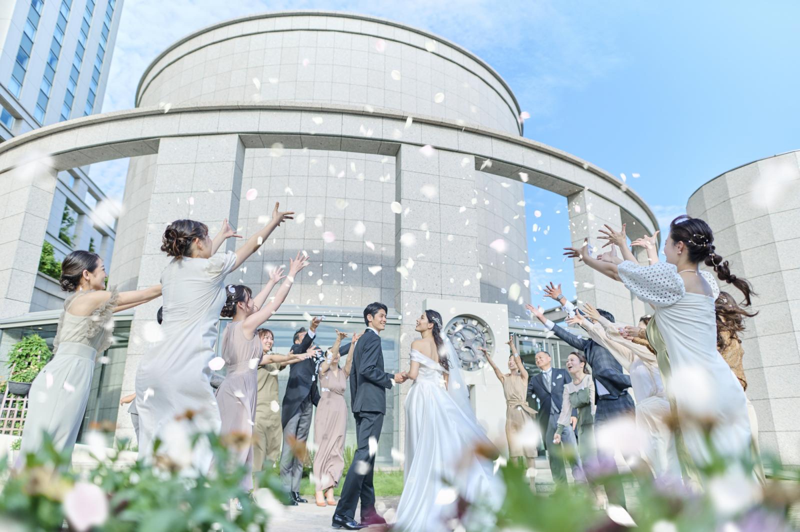 挙式後は専用の中庭でアフターセレモニーを。<br />
青空の下、フラワーシャワーや写真撮影をお楽しみください。
