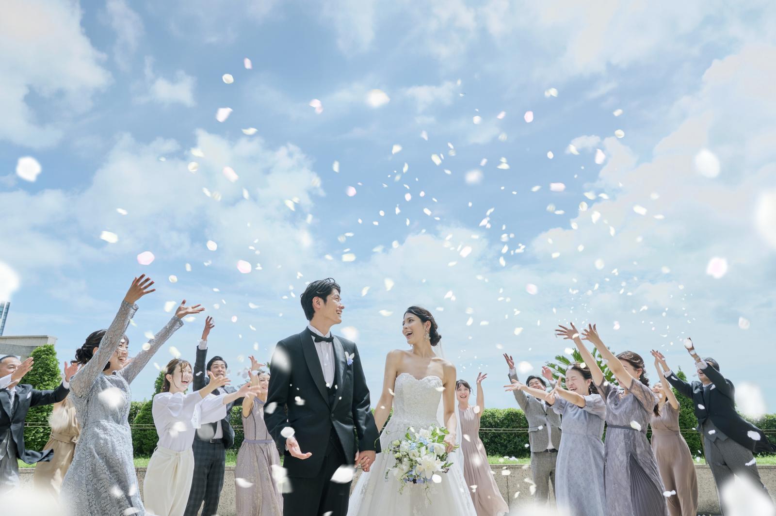 挙式のあとは中庭へ移動し、光と風を感じながら過ごすひととき。青空のもと、ゲストとともにフラワーシャワーやバルーンリリースを楽しみ、祝福に満ちた時間が広がります。