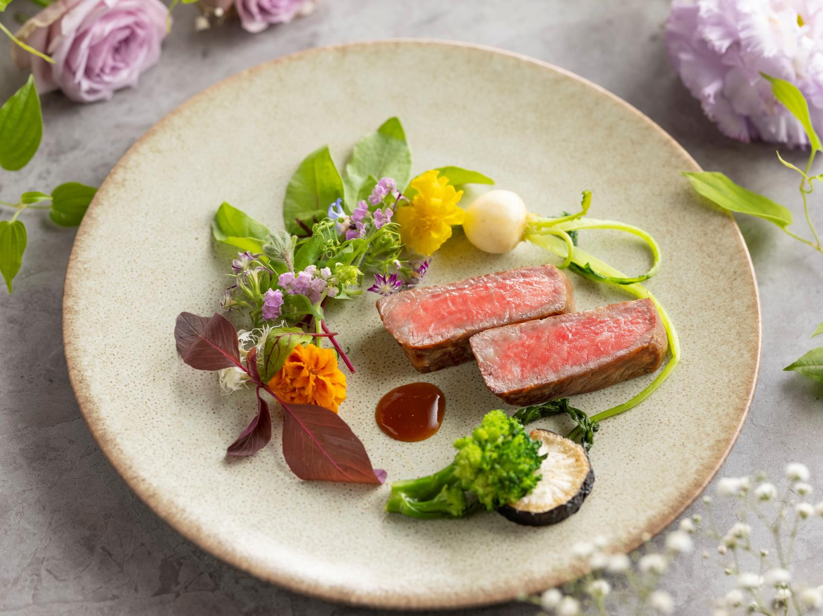日本料理とフランス料理の垣根を超え、ホテル椿山荘東京ならではの料理へ。