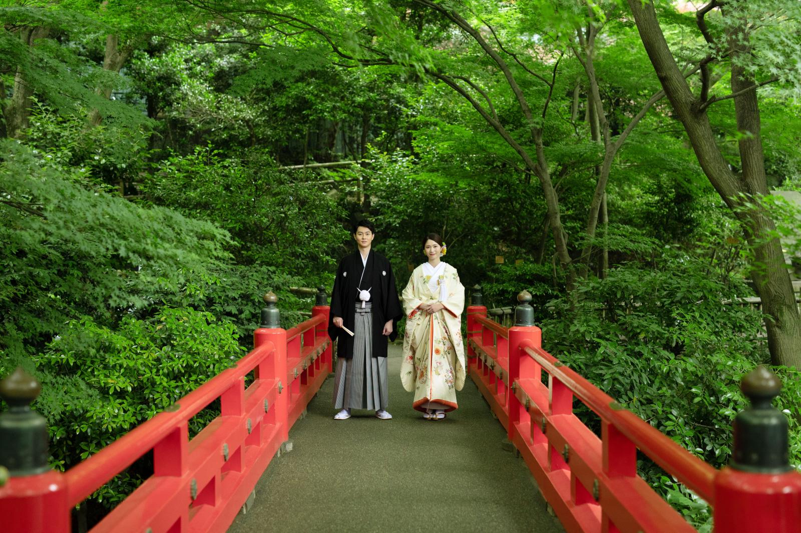 人気の庭園内のフォトスポットで和装撮影