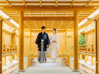 鳥居と太鼓橋の参道から神殿内へ