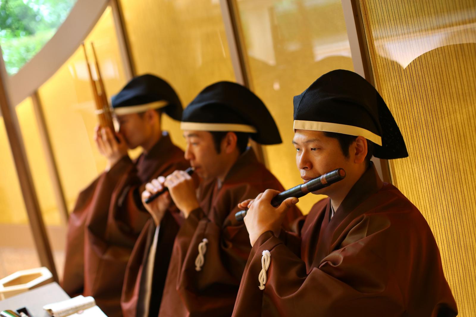 雅楽三管の美しい音色が神殿中に響きます