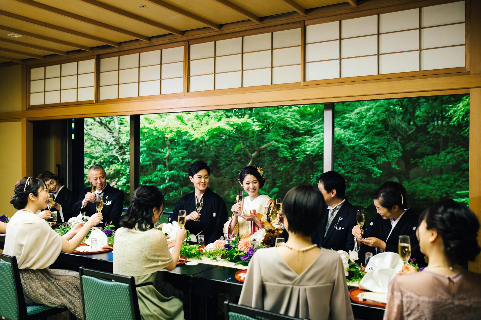 料亭の個室でのご披露宴。繊細な料理と窓からの景色があいまって、最高のおもてなしに。ご家族だけの少人数のご会食からご友人をご招待する50名様ほどのご披露宴も可能です