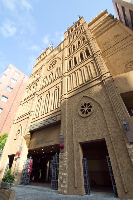 季節に合わせた門花が華やかさをプラス