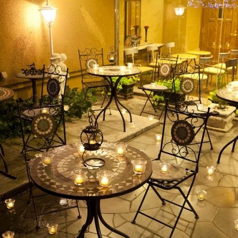 受付スペースのテラスは喫煙も可