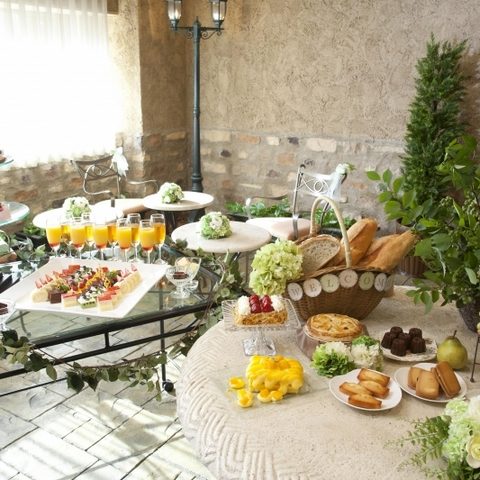 外光の入るホワイエではデザートビュッフェやフォトブースが人気。