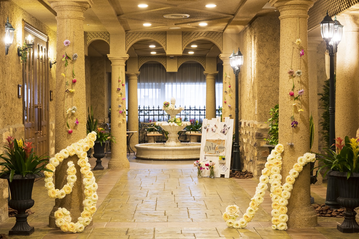 まるでスペインの街並みのような石畳の先には噴水があり大人も子供も楽しませてくれる。