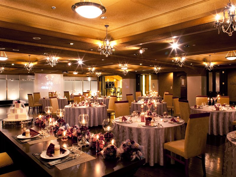 キャンドルを沢山使用しムーディな雰囲気を演出。食事と共にワインも進む